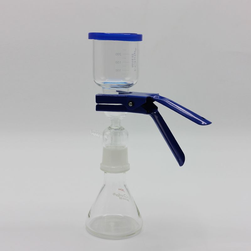 溶剂过滤器套装 300ml过滤上杯,61mm底径;砂芯片:42mm,G2(30-50μm);砂芯过滤头:带40#内磨口;三角瓶:1000ml,带40#外磨口;固定夹:蓝色,铁喷漆